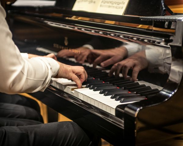 Découvrez les meilleures offres de cours de piano à Tours